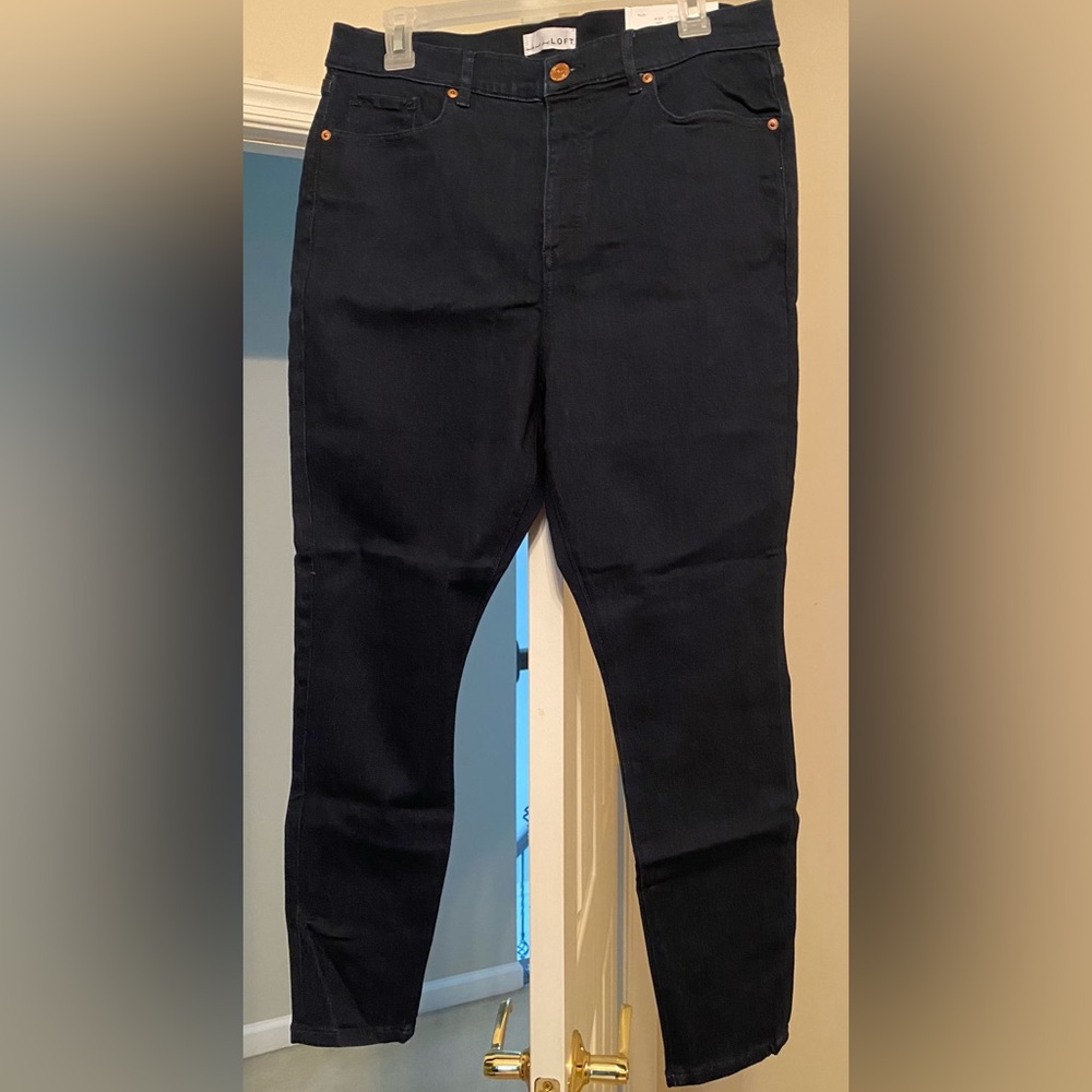Brand new Loft “Slim Pockets” High Waist Skinny Jeans in dark denim. Size 14P/32
